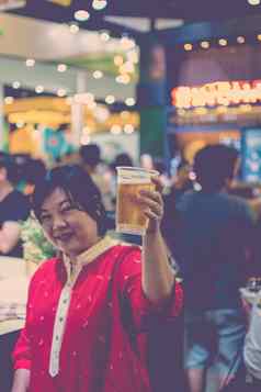 亚洲女人持有啤酒