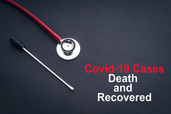 科维德冠状病毒死亡恢复文本听诊器医疗拭子黑色的背景