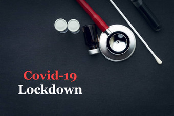 科维德冠状病毒封锁文本听诊器医疗拭子瓶黑色的背景