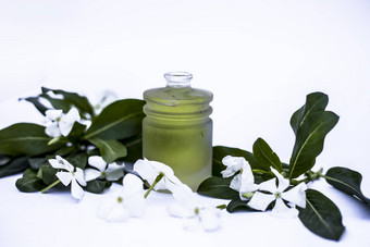 白色彩色的花叶子至关重要的Herbal排毒石油玻璃瓶孤立的白色