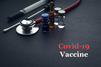 科维德冠状病毒疫苗文本听诊器医疗拭子瓶黑色的背景