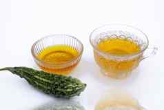 受欢迎的排毒Herbal茶孤立的白色苦瓜苦黄瓜茶孤立的蜂蜜成分反射
