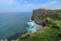 普拉崇高Uluwatu寺庙巴厘岛的印度教海寺庙巴厘岛印尼著名的华丽的位置栖息前悬崖令人惊异的景观悬崖蓝色的天空海