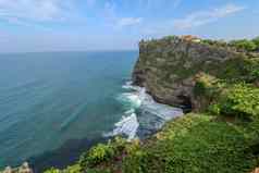 普拉崇高Uluwatu寺庙巴厘岛的印度教海寺庙巴厘岛印尼著名的华丽的位置栖息前悬崖令人惊异的景观悬崖蓝色的天空海