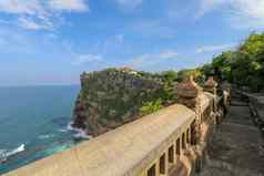 路领先的Uluwatu寺庙巴厘岛海岸Uluwatu寺庙巴厘岛岛印尼风景优美的沿海景观高悬崖巴厘岛岛印尼