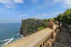 路领先的Uluwatu寺庙巴厘岛海岸Uluwatu寺庙巴厘岛岛印尼风景优美的沿海景观高悬崖巴厘岛岛印尼