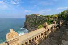 路领先的Uluwatu寺庙巴厘岛海岸Uluwatu寺庙巴厘岛岛印尼风景优美的沿海景观高悬崖巴厘岛岛印尼