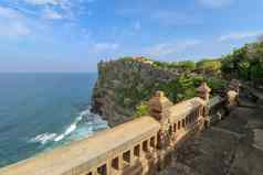 路领先的Uluwatu寺庙巴厘岛海岸Uluwatu寺庙巴厘岛岛印尼风景优美的沿海景观高悬崖巴厘岛岛印尼