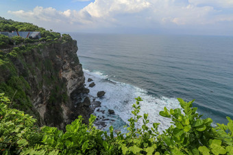 视图Uluwatu悬崖展馆蓝色的海<strong>巴厘岛</strong>印尼美丽的<strong>风景</strong>普拉崇高Uluwatu寺庙色彩斑斓的花前景一天<strong>风景</strong>优美的沿海景观高悬崖