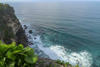 视图Uluwatu悬崖展馆蓝色的海<strong>巴厘岛</strong>印尼美丽的<strong>风景</strong>普拉崇高Uluwatu寺庙色彩斑斓的花前景一天<strong>风景</strong>优美的沿海景观高悬崖