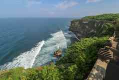 普拉崇高Uluwatu寺庙巴厘岛的印度教海寺庙巴厘岛印尼著名的华丽的位置栖息前悬崖令人惊异的景观悬崖蓝色的天空海