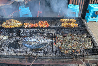鱼烧烤烹饪烧烤海鲜火烧烤燃烧煤烧烤优秀的warung鱼市场热带巴厘岛岛Jimbaran新鲜的健康的美味的海鲜