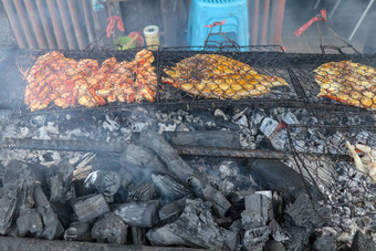 鱼烧烤烹饪烧烤海鲜火烧烤燃烧煤烧烤优秀的warung鱼市场热带巴厘岛岛Jimbaran新鲜的健康的美味的海鲜