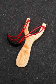 简单的弹弓孤立的木处理红色的橡胶禁止