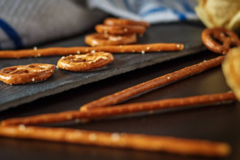 典型的德国Bretzel德国食物零食美味的风味极佳的开胃菜午餐咸饼干底板岩底