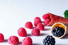 背景作文新鲜的夏天水果树莓黑莓白色背景板岩地中海饮食多种多样的夏天水果