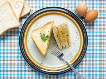 蛋三明治成分鸡蛋盐胡椒面包白色板吃叉蓝色的背景壁纸