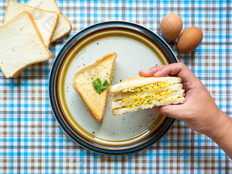 蛋三明治成分鸡蛋盐胡椒面包白色板吃手蓝色的背景壁纸
