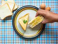 蛋三明治成分鸡蛋盐胡椒面包白色板吃手蓝色的背景壁纸