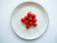 红色的西红柿把菜白色食物健康的白色背景