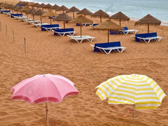 <strong>雨伞</strong>太阳椅子空海滩
