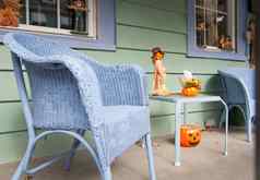 古雅的前面玄关街蓝色的柳条椅子Hallowe