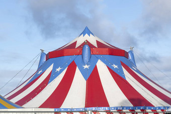 红色的白色<strong>马戏团帐篷</strong>超过蓝色的主演封面阳光明媚的蓝色的天空云