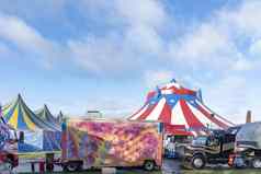 马戏团大篷车前面红色的白色马戏团帐篷超过蓝色的主演封面阳光明媚的蓝色的天空云