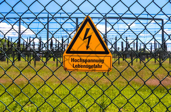 标志显示单词高电压德国语言