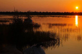 橙色疏导水表面湖草湖反射日落
