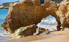 红色的悬崖蓝色的海洋海岸albufeira葡萄牙