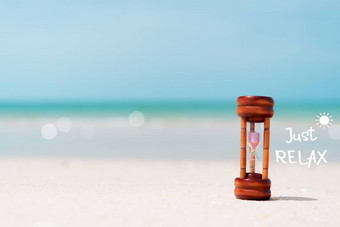 放松qoute沙漏沙子夏天海滩蓝色的天空背景时间旅行旅游季节概念