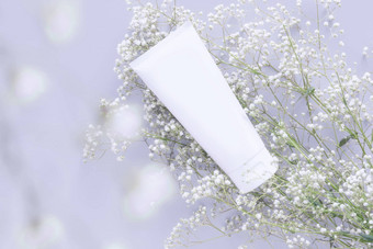 化妆品自然有机护肤品概念美白化妆品白色管容器空白标签品牌包装模拟装修白色花复制空间