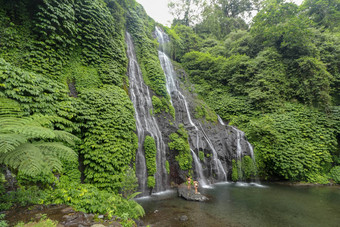 秘密丛林瀑布级联热带热带雨林岩石