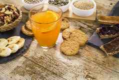 木表格集甜蜜的素食主义者早餐橙色汁