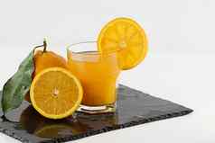 邀请玻璃完整的橙色汁橙色片