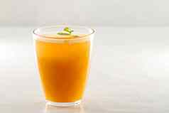 邀请玻璃完整的橙色汁新鲜的薄荷叶