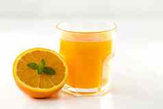 邀请玻璃完整的橙色汁一半学校