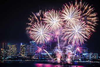 真正的烟花<strong>节日</strong>天空庆祝<strong>活动</strong>晚上城市视图背景船浮动海前景海岸一边