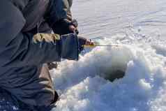 手渔夫冬天钓鱼波兰洞冰