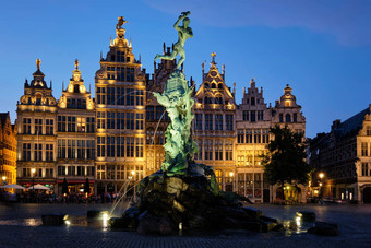安特卫普大选取 框著名的布拉博雕像喷泉晚上比利时
