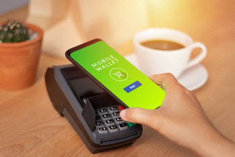 不通过现金的社会客户支付比尔智能手机NFC技术咖啡馆移动数字钱包技术概念