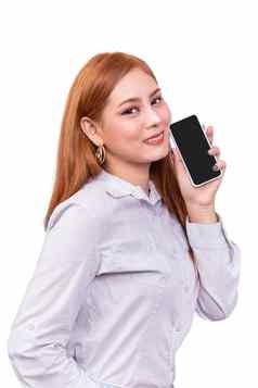 微笑亚洲女人持有移动智能手机空白黑色的屏幕站白色背景剪裁路径包括