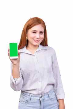 微笑亚洲女人持有移动智能手机空白绿色屏幕站白色背景剪裁路径包括