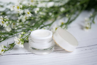 化妆品自然护肤品概念有机自然美产品替代医学使Herbal白色奶油血清模拟包装空白标签装修白色花