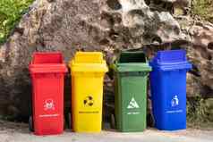 彩色的垃圾容器垃圾分离标志图标海滩旅游