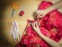 前视图裁剪女手缝纫旗袍衣服针裁缝工作场所缝纫设备
