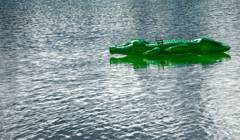 绿色鳄鱼橡胶游泳lonly湖