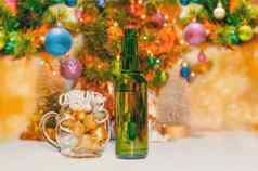 闪亮的圣诞节球啤酒玻璃绿色瓶装饰一年树