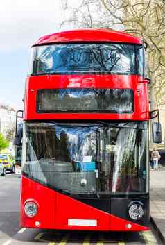 平移拍摄红色的双德克尔公共汽车伦敦